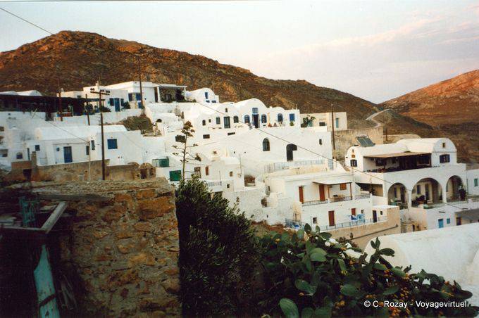 Ein Teil der Chora am Berghang, Anafi gebaut - Griechenland