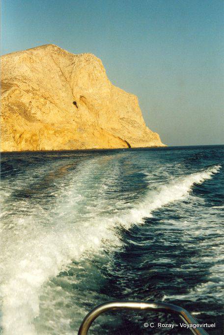 Felsen steigt aus dem Meer im Gefolge des Bootes, Anafi - Griechenland