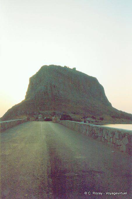 Felsen von Monemvasia von der Zufahrtsstraße zu sehen - Griechenland