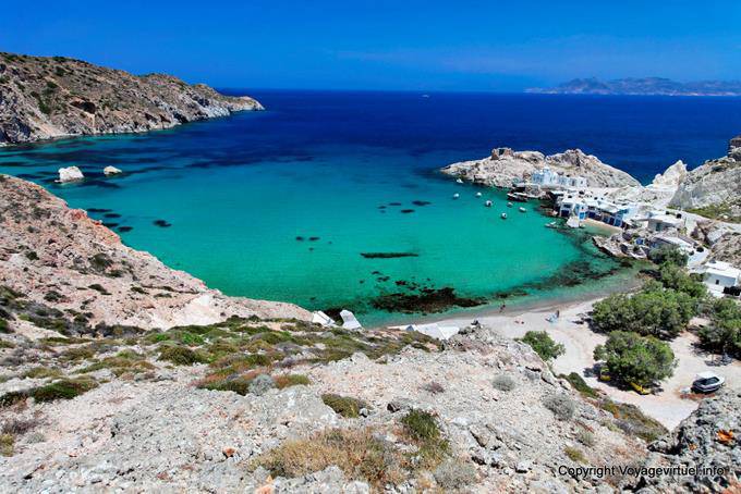 Milos, Firopotamos, Panoramablick auf die Bucht, den Strand und das Fischerdorf - Griechenland