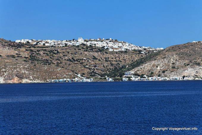 Milos, Klima, Plaka vom Meer aus gesehen - Griechenland
