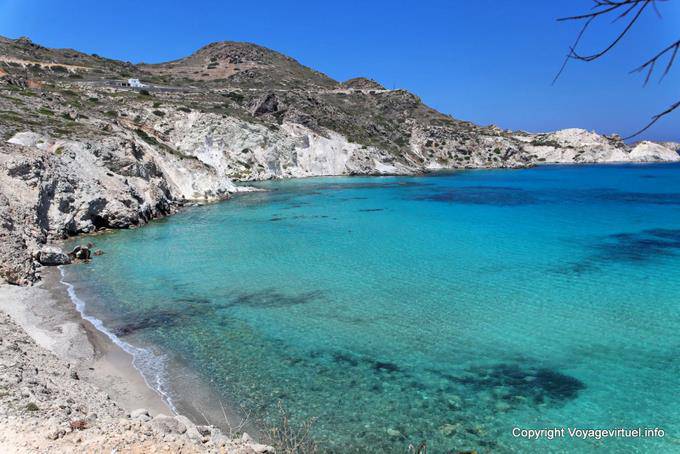 Das kristallklare Wasser westlich von Mandrakia Milos - Griechenland
