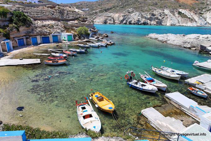 Mandrakia, Blick auf den Hafen und Bootshäuser in den Felsen, Milos - Griechenland