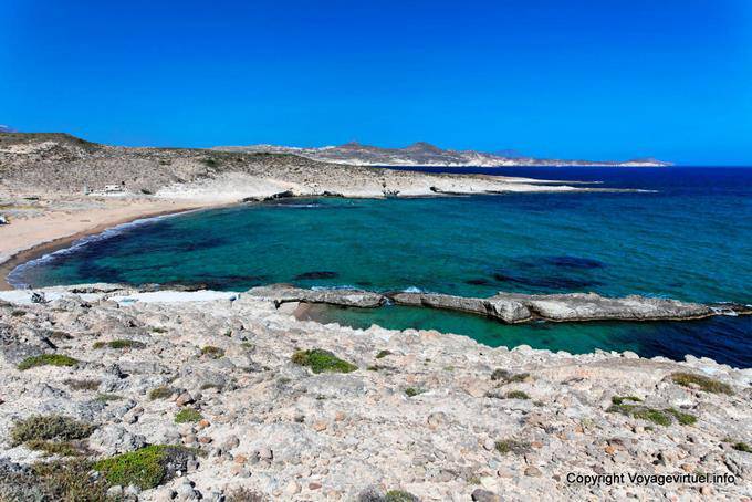 Rosa Sandstrand Blick auf Mytakas Milos - Griechenland