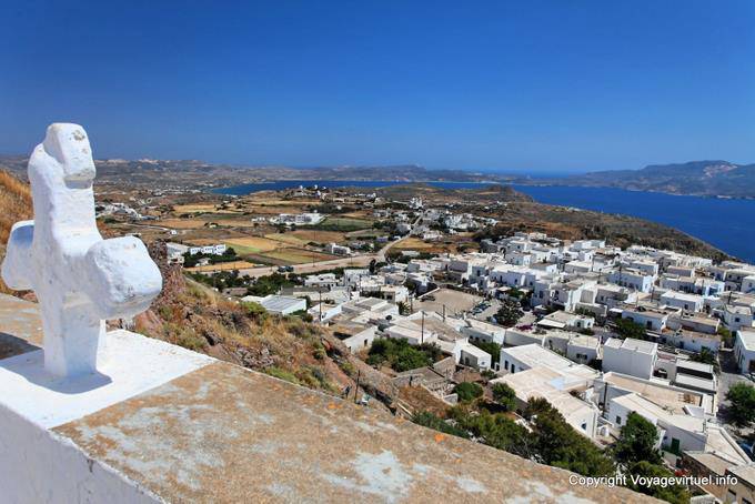 Milos, Plaka, Kreuz und Landschaft von Panagia Thalassitra - Griechenland