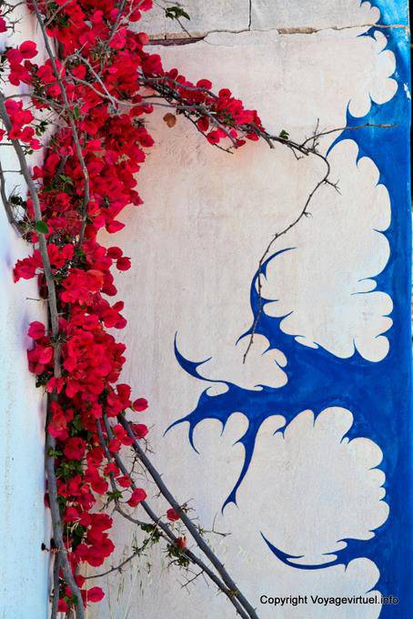 Milos, Plaka, Wandmalerei und Bougainvillea - Griechenland