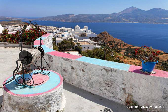 Milos, Plaka, rosa und blau Brunnen - Griechenland