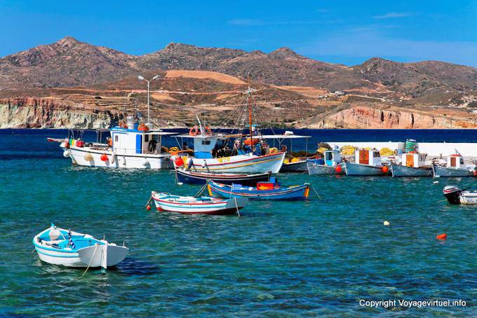 Milos, Pollonia, Fischerboote vor Anker gegen Kimolos - Griechenland