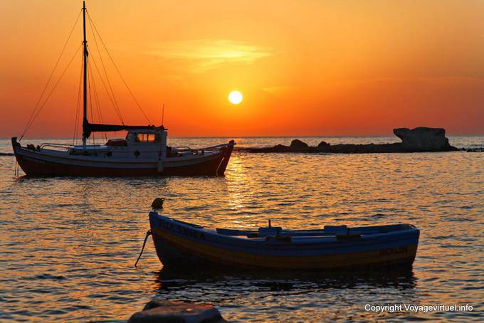 Milos, Pollonia, Boote bei Sonnenuntergang - Griechenland