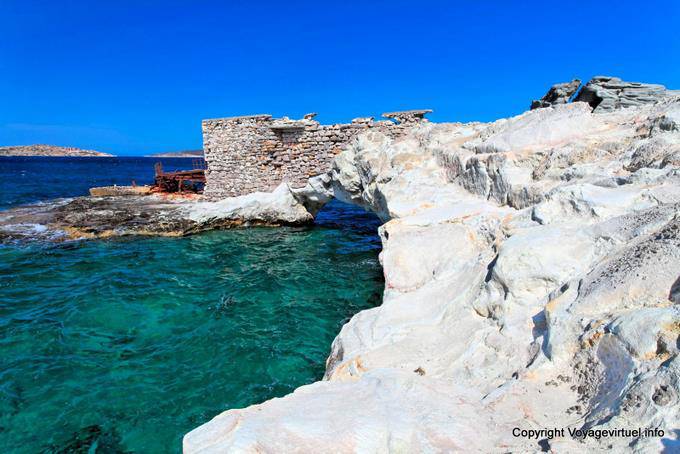 Milos, Pollonia, Ruinen und Küste in der Nähe der Strand Byronas - Griechenland