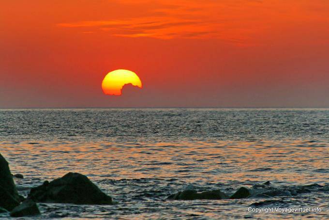 Milos, Pollonia, Wolken und Meer bei Sonnenuntergang - Griechenland