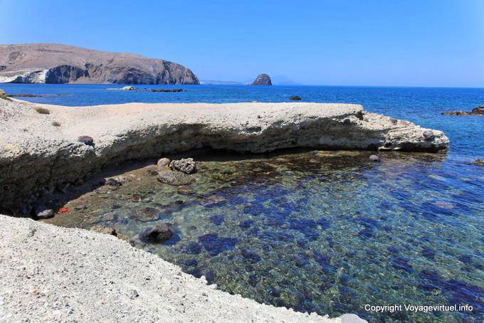 Milos, Pollonia, felsigen Vorsprung am Strand Byronas - Griechenland