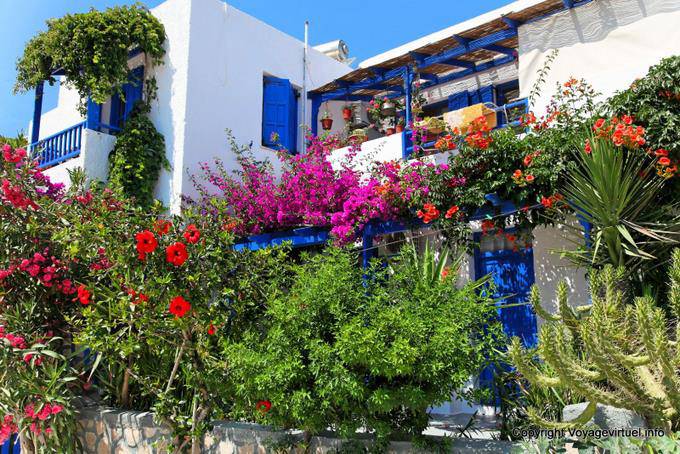 Milos, Pollonia, blumengeschmückte Fassade - Griechenland