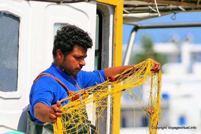 Milos, Pollonia, bereitet Fischernetze am Hafen - Griechenland
