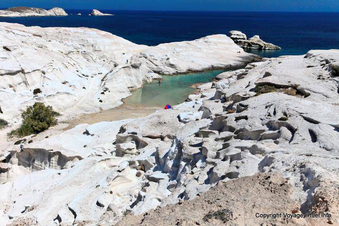 Milos Sarakiniko, Bach und Mini-Strand - Griechenland