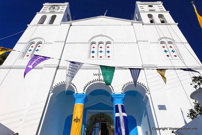 Sifnos, Apollonia, Fassade und Glockentürme von Agios Spiridon - Griechenland