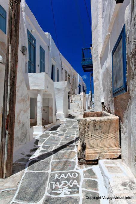 Sifnos, Kastro, altes Grab in einer Gasse - Griechenland