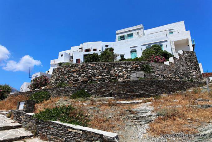 Sifnos, Kastro, Haus thront und Trockenmauer - Griechenland