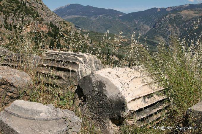 Kannelierten Säulen und Landschaft, Delphi - Griechenland