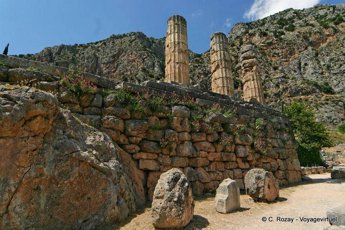 Portico der Athener, Delphi - Griechenland