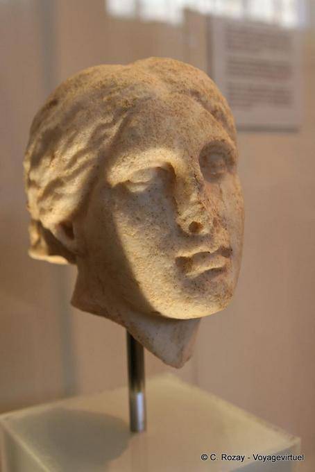 Weiblicher Kopf-Skulptur, das Archäologische Museum von Delphi - Griechenland