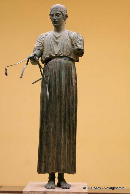 Statue der Wagenlenker von Gesicht, das Archäologische Museum von Delphi - Griechenland