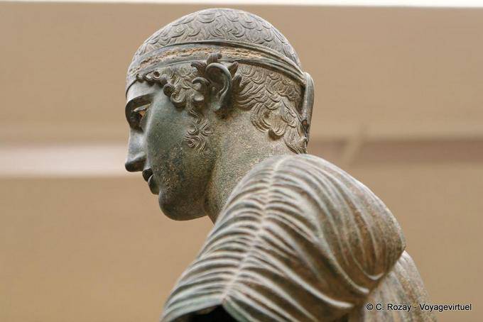 Leiter der Statue der Wagenlenker von Delphi - Griechenland