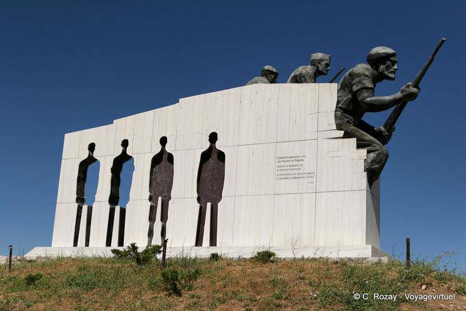 Denkmal für den Krieg auf der Straße nach Galaxidi - Griechenland