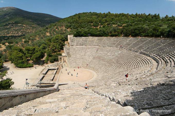 Das Theater des Heiligtums des Asklepios, von der rechten Seite, Epidaurus gesehen - Griechenland