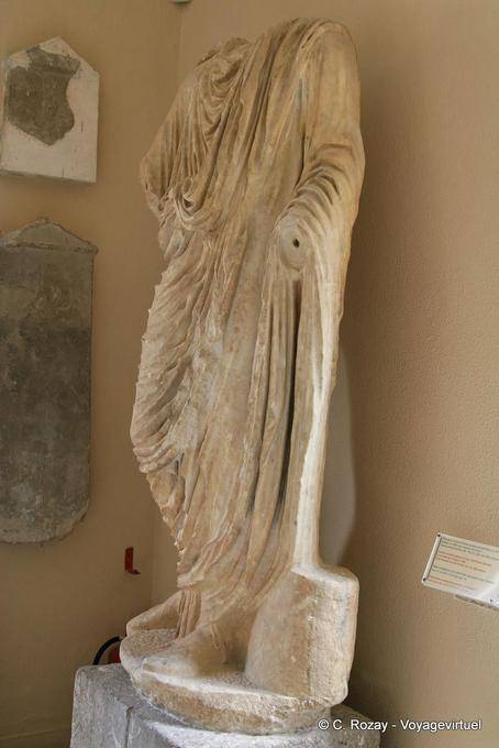 Drape kopflose Statue, Museum von Epidaurus - Griechenland