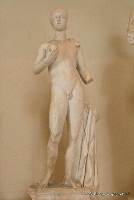 Nackter Mann Statue, die eine Kugel, das Archäologische Museum von Epidaurus - Griechenland