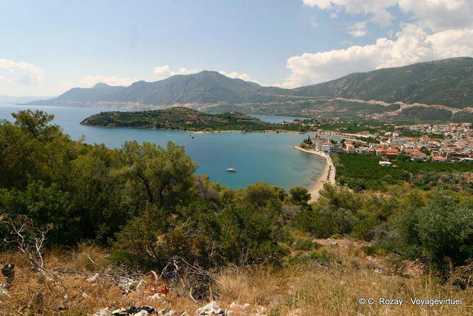 Panorama auf die Küste und das Dorf von Ancient Epidavros - Griechenland