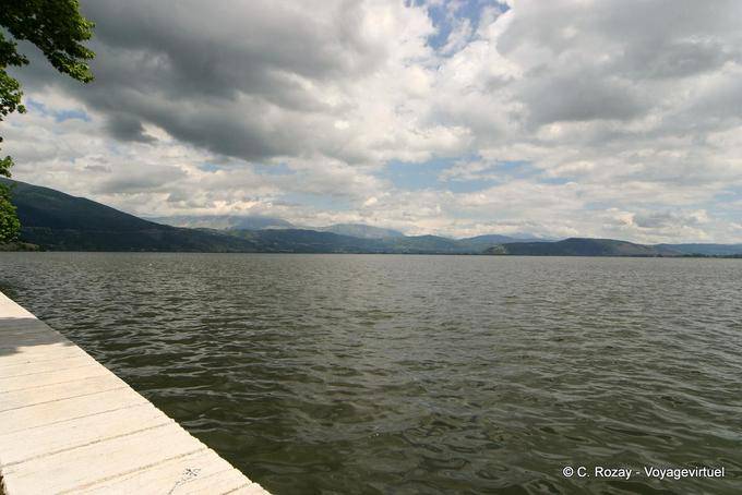 See und Wolken in Ioannina - Griechenland