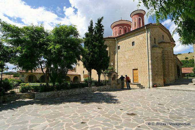 Blick auf die Kirche von Agios Stefanos Monastery, Meteora - Griechenland