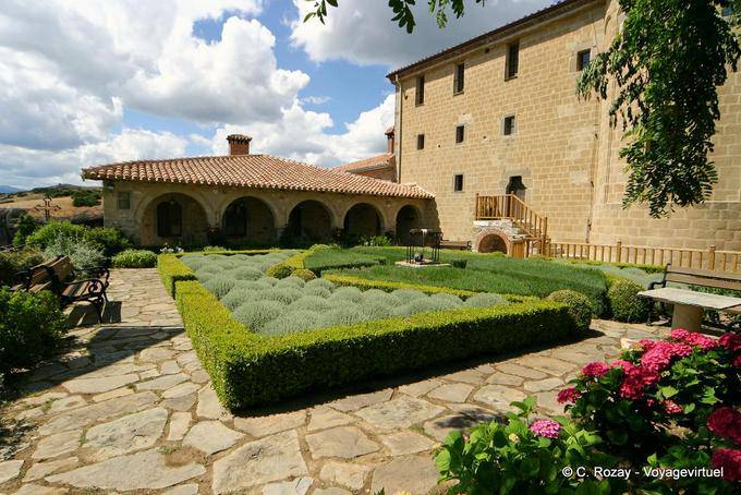 Nun, in der Mitte des wunderschönen Garten Nonnen, Kloster Agios Stefanos, Meteora - Griechenland
