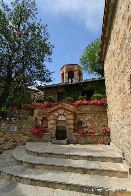 Brunnen und Blumen, Metamorphosis Kloster - Griechenland