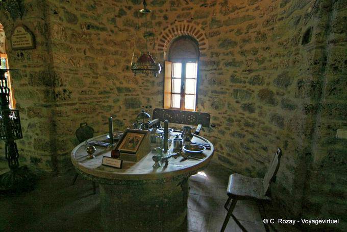 Rund Steintisch und überdachte Kloster Metamorfosis, Meteora - Griechenland