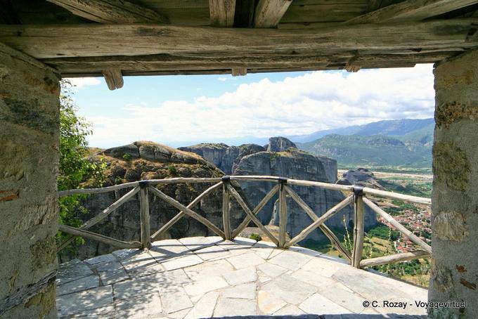 Balkon mit Blick auf Kastraki, Metamorphosis Kloster, Meteora - Griechenland