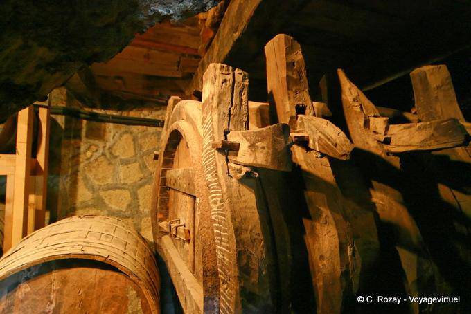 Fass und Fass im Keller, die Große Meteor-Kloster, Meteora - Griechenland