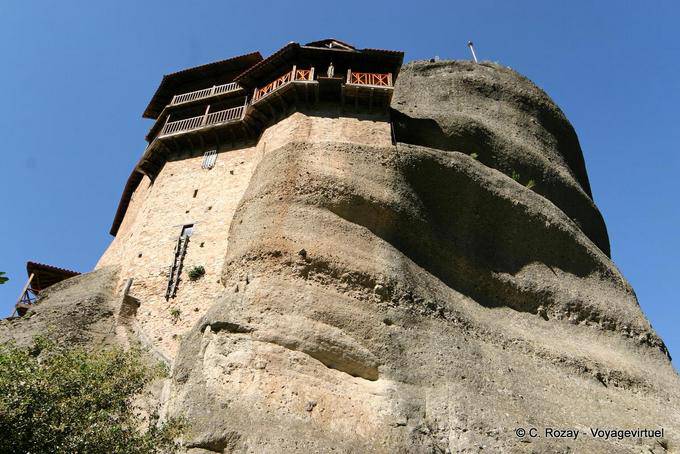 Kloster Agios Nikolaos Anapafsas von der Unterseite einer Landzunge, Meteora gesehen - Griechenland
