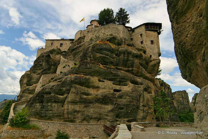Brücke über die Schlucht am Fuße des Varlaam Kloster Meteora - Griechenland