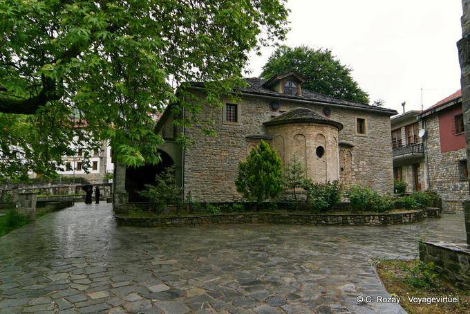 Die Rückseite der Kirche Agia Paraskevi, Metsovo - Griechenland