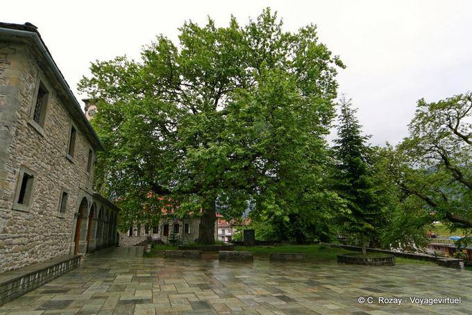 Platz in Richtung der Kirche Agia Paraskevi, Metsovo - Griechenland