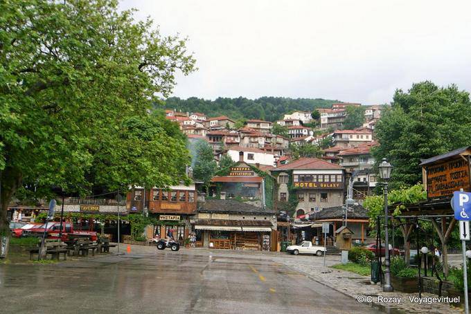 Zentralen Platz in der regen, Metsovo - Griechenland