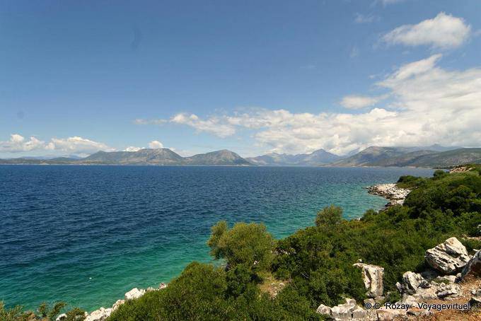 Berge und das Ionische Meer von der Straße Fition Mitikas - Griechenland