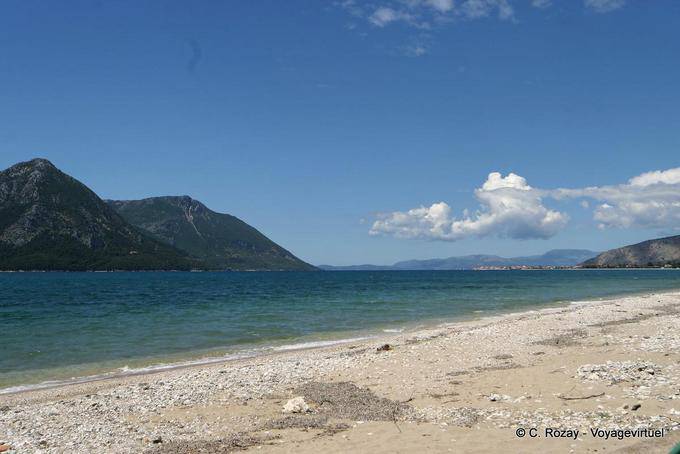 Strand vor der Insel Kalamos, Mitikas - Griechenland