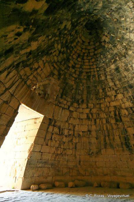Die Kuppel von innen des Grabes gesehen Tholos Schatzhaus des Atreus, Mykene - Griechenland