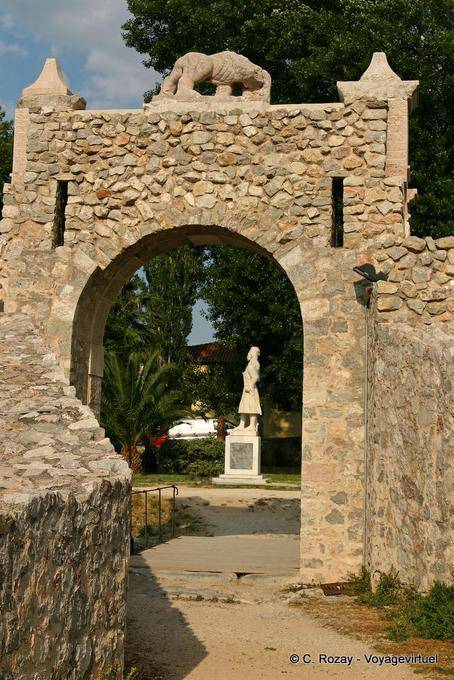 Continental Gateway mit geschnitzten Löwen Nafplion - Griechenland