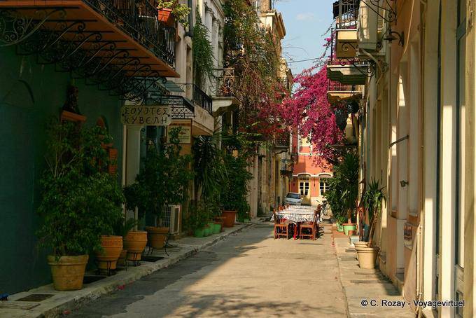 Nafplio, Restauranttische in einer Straße - Griechenland