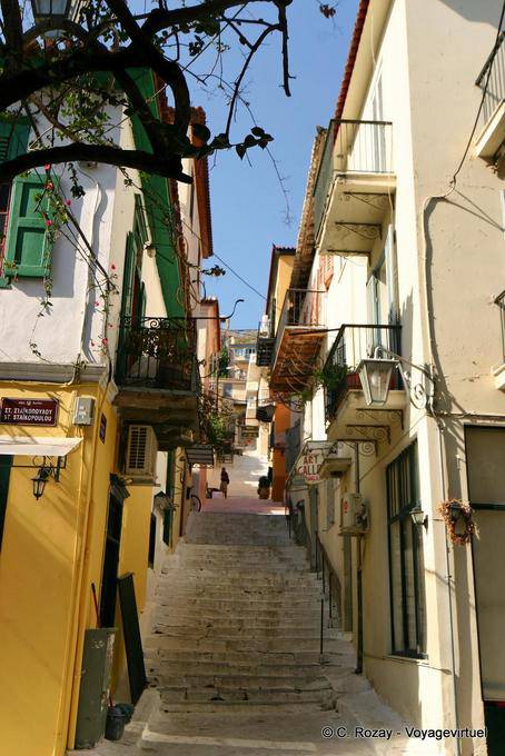 Treppen eines lokalen traboule, Nafplion - Griechenland